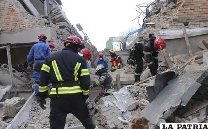 Operarios trabajan entre los escombros luego de un ataque con un dron en la localidad de Rzhyshchiv /Servicio de Emergencias de Ucrania vía AP