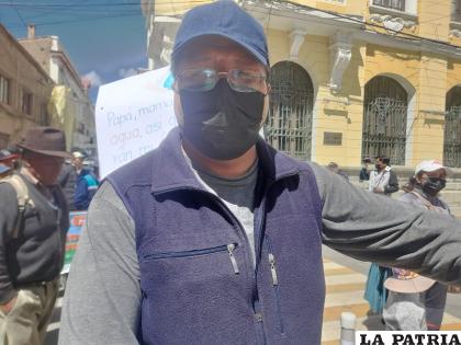 ELIO JUANIQUINA
??Nuestro sentimiento es la reivindicación del mar, nuestra esperanza de que algún día volvamos al mar. El sentir de todos nosotros debería ser que haya una alternativa de realizar acercamientos con el gobierno chileno (...) para tener acceso soberano al mar (...) Habría mayor expectativa de crecimiento económico en nuestro departamento?.