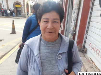 GLORIA TORREZ
??Lamentablemente queda con sabor a nada, en pasados años nos decían que íbamos a recuperar nuestro mar, que ya estaba todo listo, pero ha sido una ilusión. Quisiéramos realmente, contar con una salida al mar. Es necesario negociar para tener soberanía (...) Yo creo que debemos acercarnos a autoridades vecinas de Chile (...) Quienes viajan a Chile tienen muchas trabas, como los transportistas (...) Sería ideal para viajar y disfrutar?.