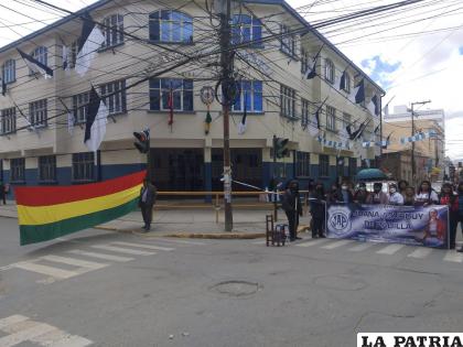 Maestros bloquearon el centro de la ciudad por algunas horas /LA PATRIA
