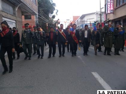 Autoridades a su paso por las calles de la ciudad /LA PATRIA