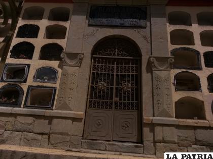 La fachada no cuenta con el mantenimiento de reboque y pintado /LA PATRIA
