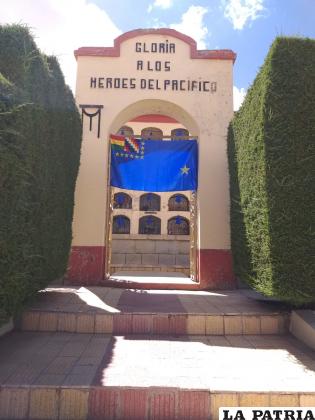 Fachada de ingreso al mausoleo de los héroes de la Guerra del Pacífico evidencia el descuido /LA PATRIA