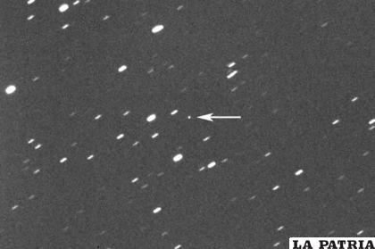 Asteroide 2023 DZ2, señalado por una flecha en el centro de la imagen, a unos 1,8 millones de kilómetros de distancia de la Tierra /Gianluca Masi/Virtual Telescope Project vía AP