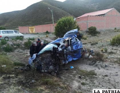 La vagoneta terminó destruida tras el choque /LA PATRIA
