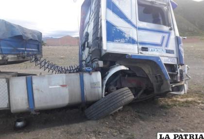 El tractocamión quedó varado a un costado de la ruta /LA PATRIA