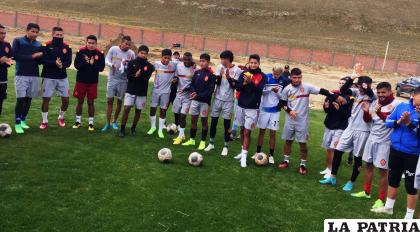 Jugadores del equipo de CDT Real Oruro motivados por entrenar en su cancha /LA PATRIA