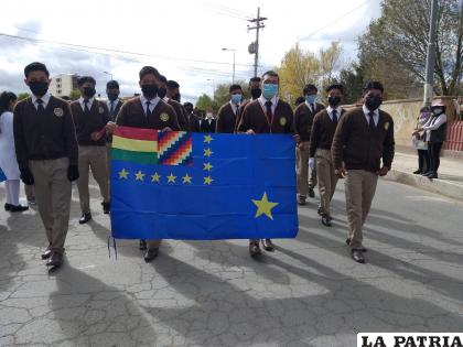 La bandera marítima flameo en el desfile por el día del Mar boliviano