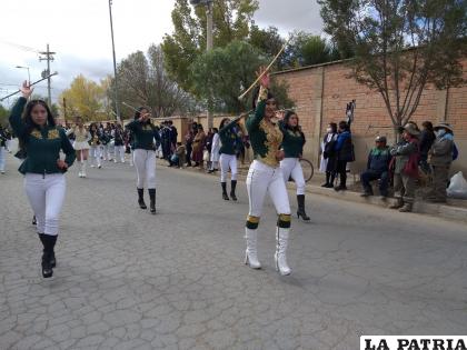 Banda estudiantil del liceo Oruro participó del desfile realizado en la Plaza Litoral
