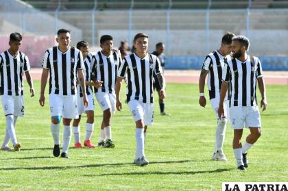 Jugadores del cuadro de Oruro Royal con la esperanza de clasificar /LA PATRIA