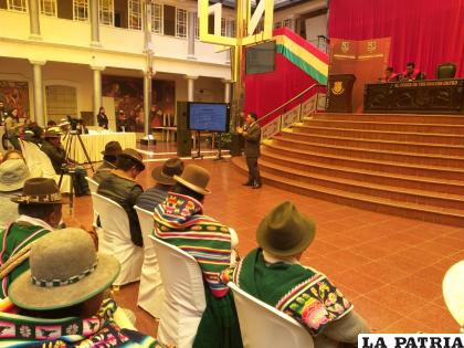 Viceministro de Jorge Silva Trujillo, explicando los alcances de la Ley 073 /LA PATRIA
