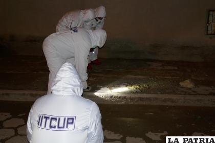 Peritos procesan la escena del asesinato /LA PATRIA