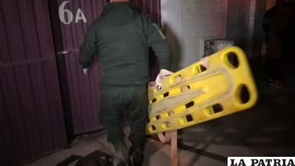  Un policía ingresando para trasladar el cadáver, pero los familiares se opusieron /LA PATRIA