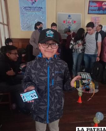 Santiago André Ticona Aldana, ganador del concurso de carritos. Participó con un coche de elaboración propia /LA PATRIA