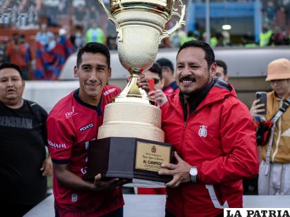 Cristian Machado con el trofeo que ganó el cuadro ??aviador? /Club Wilstermann 