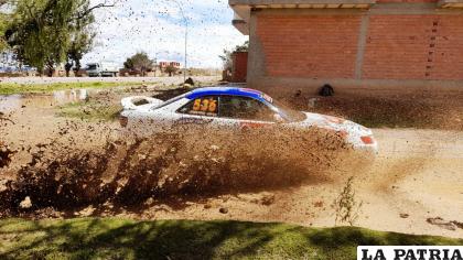 Los charcos de agua le dieron otro matiz a la prueba /Rodolfo Vásquez