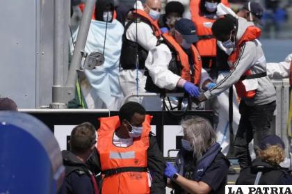 Varios presuntos migrantes que cruzaron desde Francia desembarcan después de ser interceptados en el Canal de la Mancha /AP Foto/Matt Dunham, Archivo