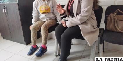 La víctima recibe contención tras ser sufrir toques impúdicos del agresor /DIO 