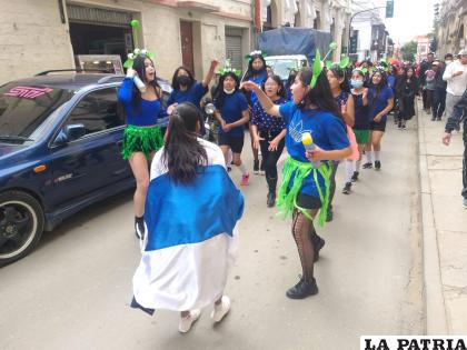 Estudiantes del Colegio Adolfo Ballivián, cerraron sus actos de aniversario con farándula /LA PATRIA