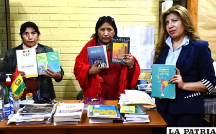 Presidente del TEDO, Zelma López, entrega libros al colegio Mariscal Sucre /LA PATRIA