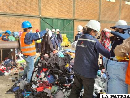 Funcionarios de la Aduana inutilizan las prendas /Aduana