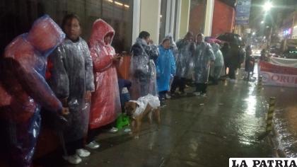 Un grupo de maestros estuvo en una vigilia afuera de la DDE, incluso a pesar de la lluvia /LA PATRIA 