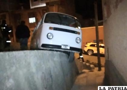 El coche terminó con una llanta ??al aire? /LA PATRIA