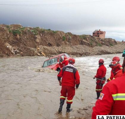 Momento del rescate de Bomberos al vehículo en El Alto /Erbol
