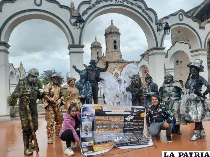 Celina Veliz junto con artistas de otros departamentos  /Cortesía