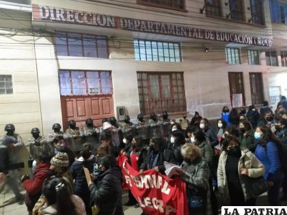 Maestros pasaron en marcha frente a la Dirección Departamental de Educación /LA PATRIA

