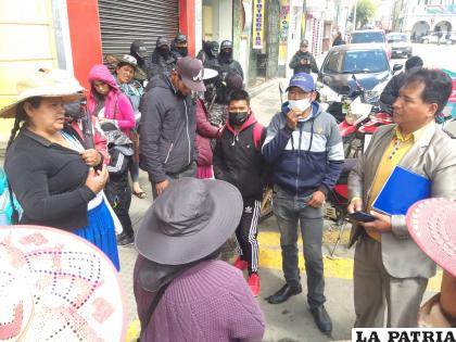 Padres de familia dan a conocer sus necesidades al secretario de Desarrollo Humano, Richard Montaño 
/LA PATRIA