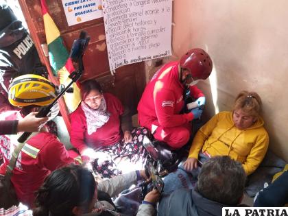 Paramédicos de Bomberos tomaron el registro del estado de salud de las huelguistas /LA PATRIA