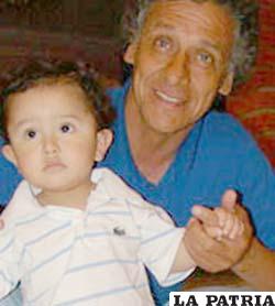 El goleador Fernando Salinas y su nieto en Tarija