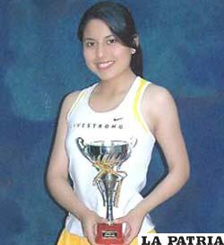 Cecilia Larrea, participa en el campeonato oficial de raquetbol con resultados alagadores