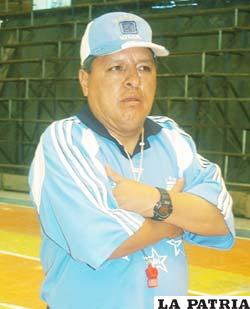 Prof. Valentín Humacayo, entrenador de VHSR