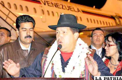 Hugo Chávez llega a Bolivia y vuelve a atacar a EE.UU.