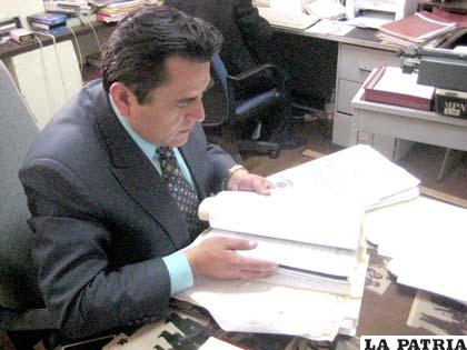 El fiscal Aldo Morales revisa el proceso en contra de los acusados por los destrozos y robo a la Brigada Parlamentaria, ocurridos el 2005
