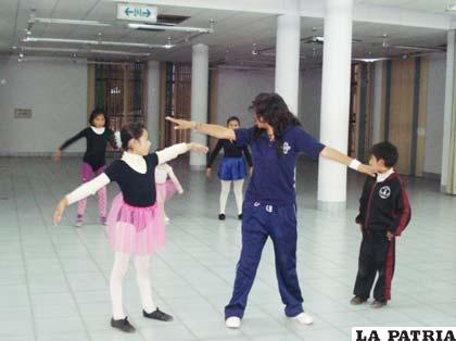 Niños se preparan para presentar espectáculo como parte del Ballet Municipal