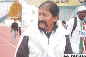 El técnico de Oruro Royal, Sergio Apaza, espera un mejor rendimiento de sus dirigidos hoy ante Sabaya.
