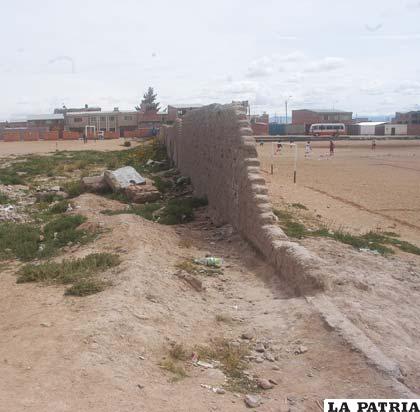 El Complejo Deportivo de la zona Norte está saturado de campos deportivos y también es un peligro porque los muros se están derrumbando debido a las constantes lluvias.