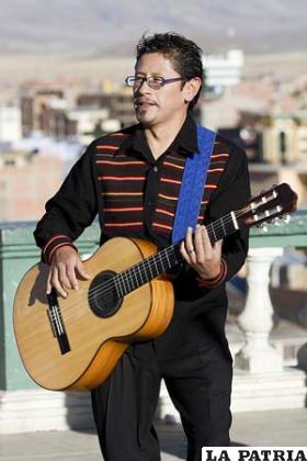 Álvaro Álvarez Silvera - Fundador del grupo Barítono, 1ra. Guitarra
Director musical “Para mí Llajtaymanta representa la unidad lograda en este tiempo y significa toda mi vida”