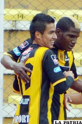 Ramallo felicita a Renán Addles, luego del primer gol del Tigre