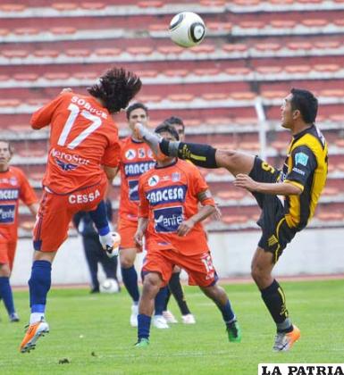 Luis Méndez (The Strongest) y Fernando Brandán (Universitario), en peligrosa acción disputan el balón