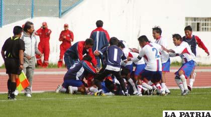 Minuto 42, Hebert Riveros que anotó el único gol del partido para Sabaya, provoca la “locura” del resto de sus compañeros que celebraron intensamente la conquista.