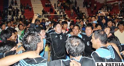 El público tarijeño se comportó muy bien con el equipo orureño VHSR. Al final del partido se celebró como local el título de campeón en el coliseo Luis Parra de Tarija. Fue una noche emocionante y para la historia.
