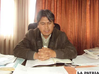 El secretario departamental de Obras Sociales, José Villca da cuenta del acuerdo al que se arribó en el cabildo