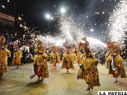 Deslumbrante presentación de la Diablada Artística Urus emocionó al público que llenó las graderías de la Avenida Cívica Sanjinés Vincenti