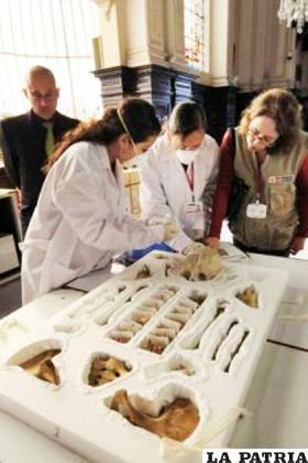 Arqueólogos y técnicos realizando un inventario de las piezas de Machu Picchu devueltas por Yale