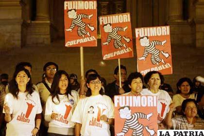 Manifestantes en contra de Alberto Fujimori