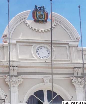 El reloj del frontis de la Gobernación, sin manillas y chueco